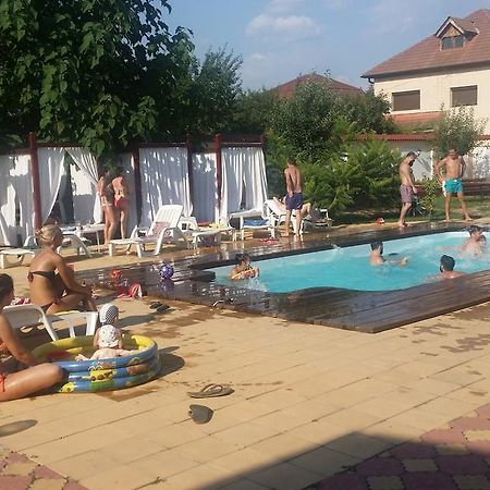 فندق Râmnicu Vâlceaفي  Casa Alba المظهر الخارجي الصورة