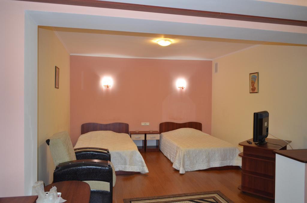 فندق Râmnicu Vâlceaفي  Casa Alba المظهر الخارجي الصورة