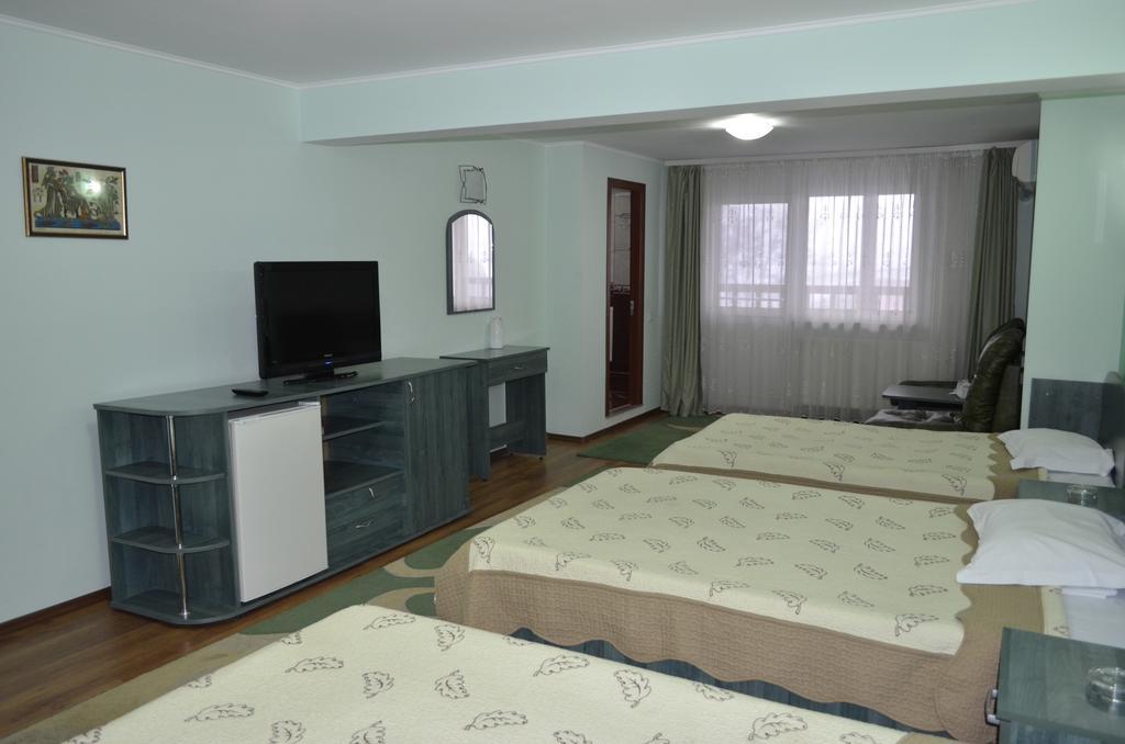 فندق Râmnicu Vâlceaفي  Casa Alba المظهر الخارجي الصورة