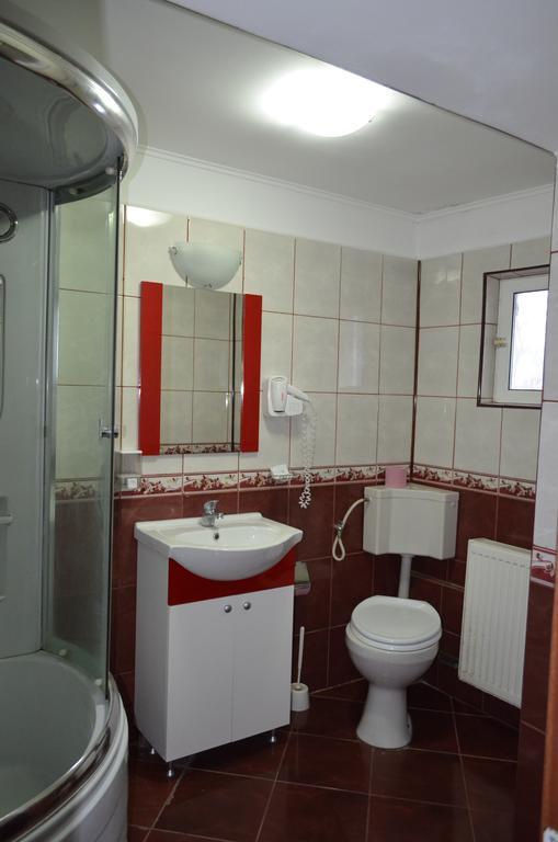 فندق Râmnicu Vâlceaفي  Casa Alba المظهر الخارجي الصورة