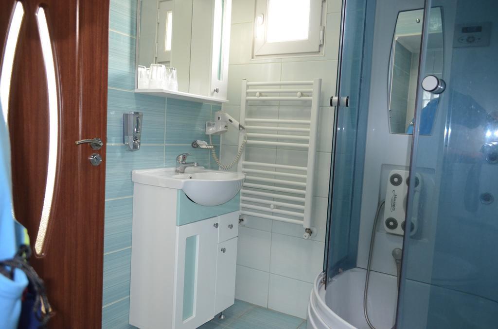 فندق Râmnicu Vâlceaفي  Casa Alba المظهر الخارجي الصورة