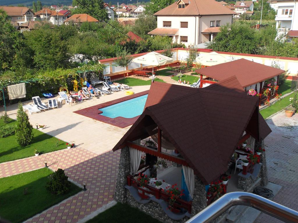 فندق Râmnicu Vâlceaفي  Casa Alba المظهر الخارجي الصورة